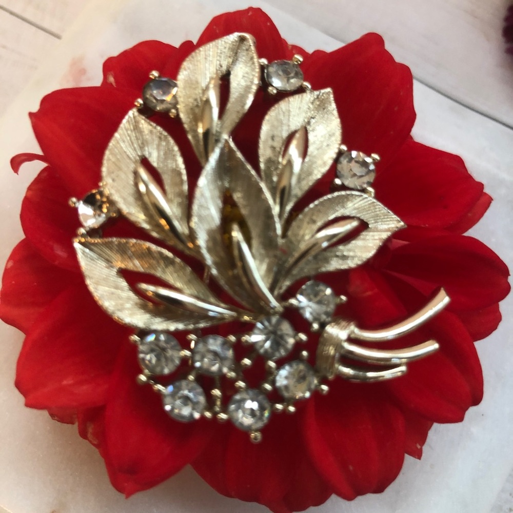 Vintage Leaf Rhinestone Accent Gold Tone Brooch Pin - Picture 2 of 6